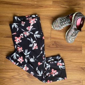 Livi Active 22/24 wicking Capri leggings